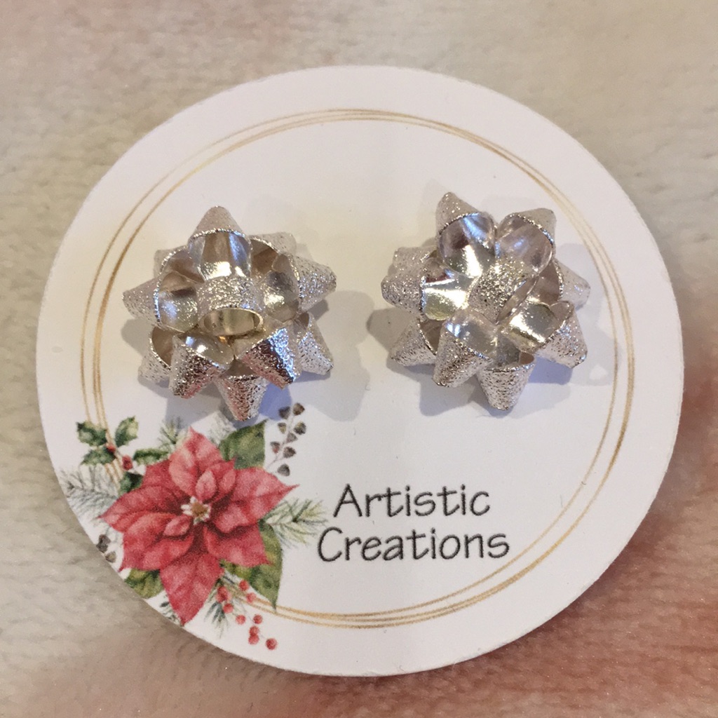Silver Textured Christmas Holiday Metal Bow Pierced Earrimgs Nwt .50”